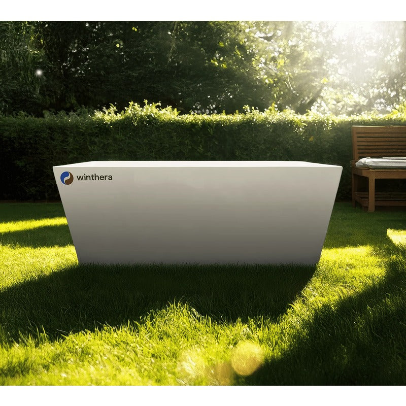 Winthera Arctic Acrylic Eisbad im Außenbereich mit klarem, modernem Design bei Sonnenlicht.