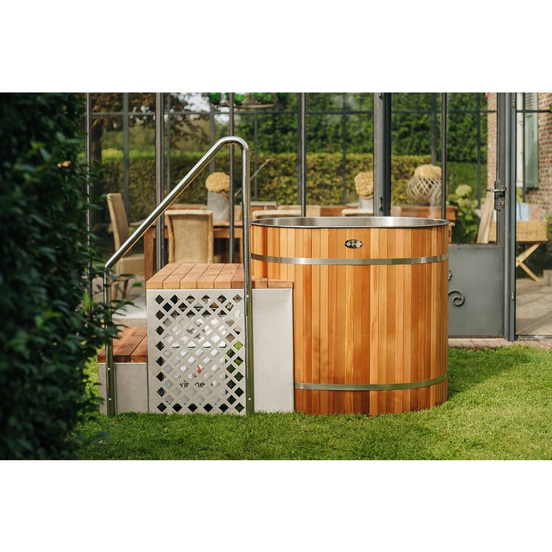 Komplettansicht des Winthera Arctic Barrel Eisbads im Außenbereich mit Treppe und Chiller-System.