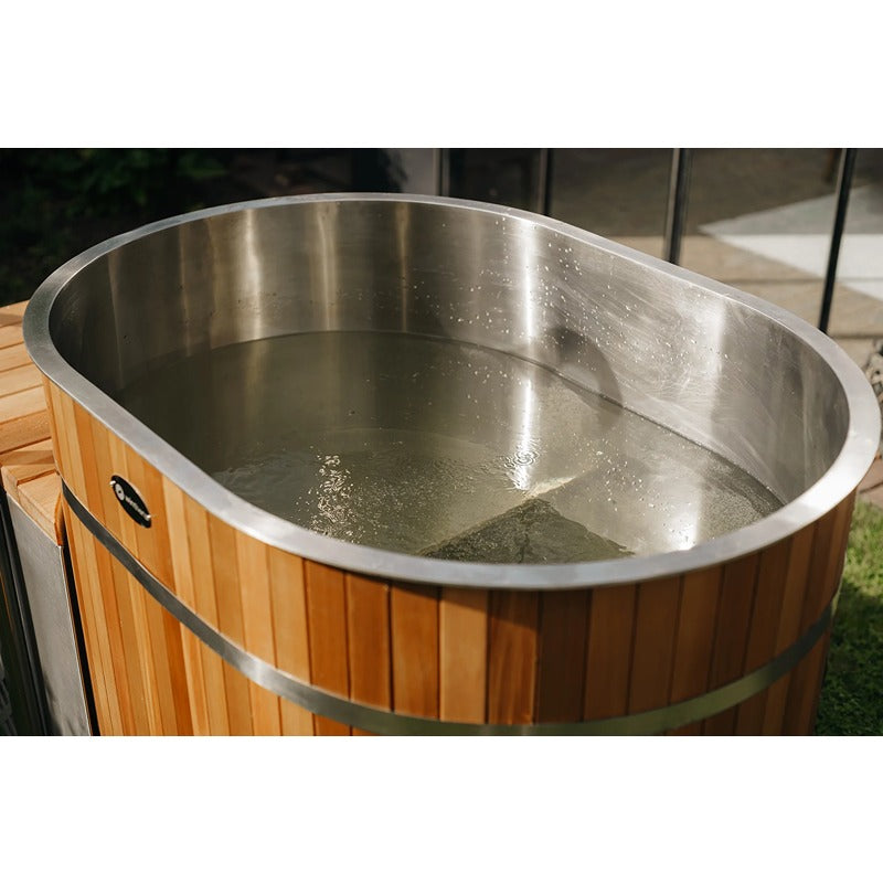 Innenansicht des Winthera Arctic Barrel Eisbads mit Edelstahlwanne und klarem Wasser im Tageslicht.