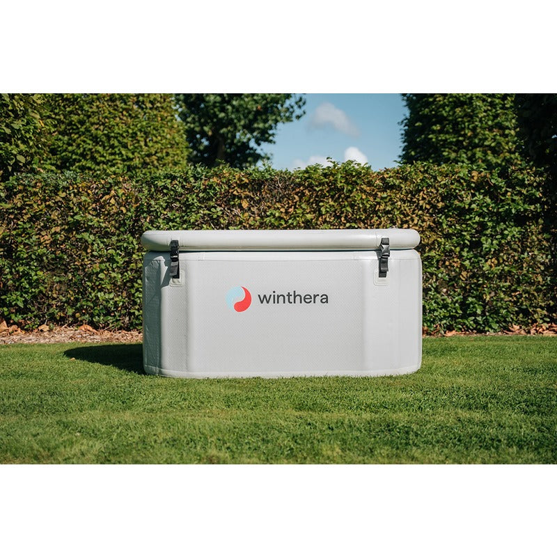 Winthera Flex Eisbad mit Abdeckung im Garten – kompakt, leicht und wetterfest.